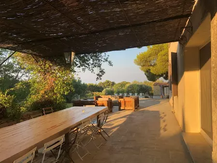 La terrasse du mas Grenache au lever du soleil