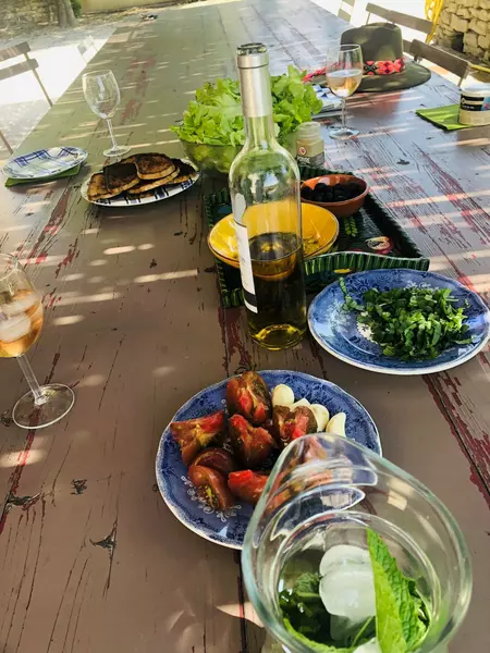 Repas provençal sur la terrasse du mas