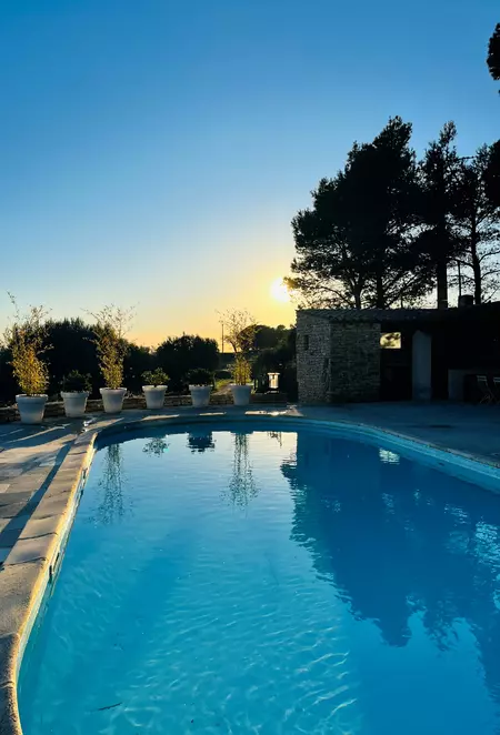 Piscine en soirée